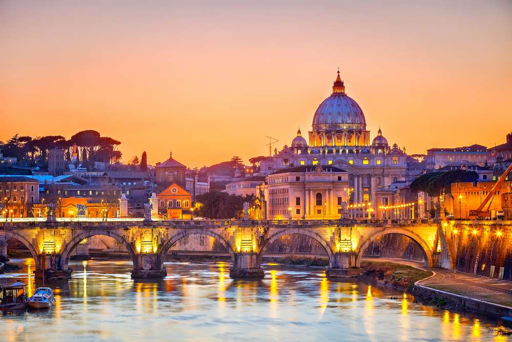 Visão noturna na catedral de São Pedro em Roma, Itália.