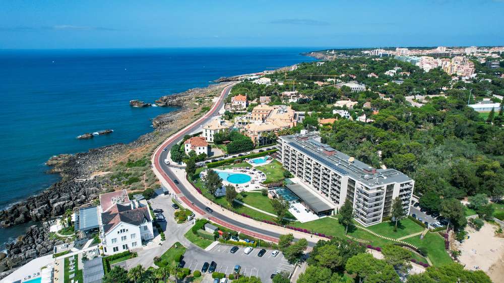 Vila Galé Resort: Gramado com coqueiros e cadeiras de praia de frente para o mar, localizado no Nordeste do Brasil 