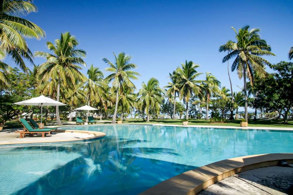 Relaxando na piscina do resort na Ilha Tropical