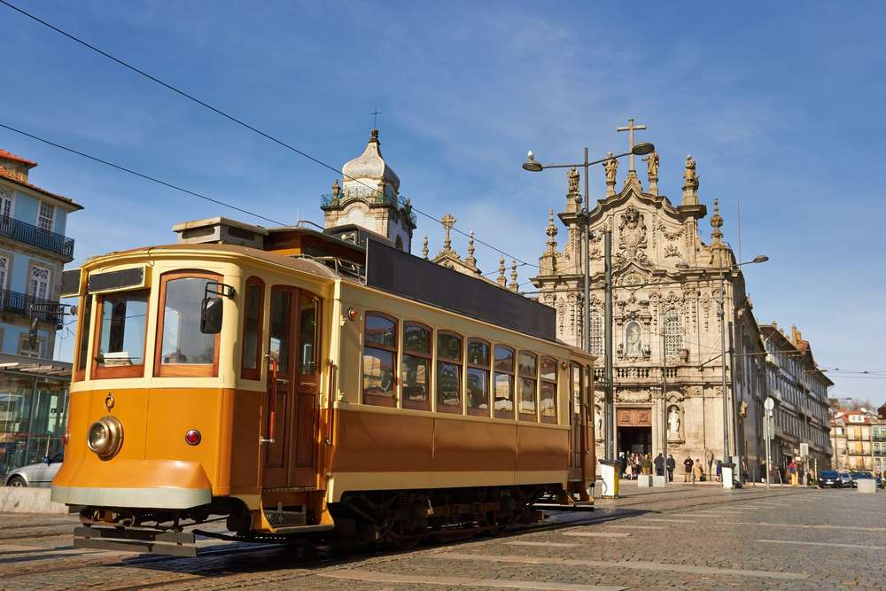 Bonde histórico de rua em Porto, Portugal.