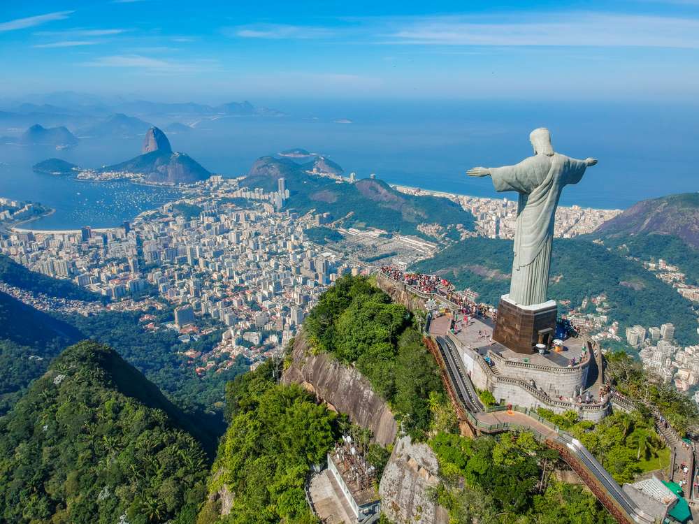 Vista aérea do Cristo Redentor e do Morro do Corcovado