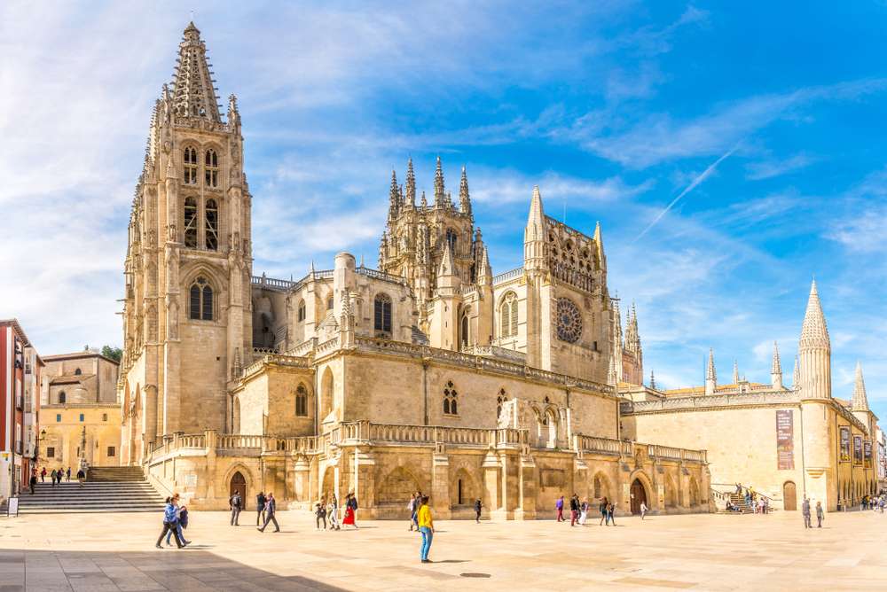 Lugar de Rey San Fernando com Catedral de Santa Maria em Burgos. Burgos é uma cidade no norte da Espanha.