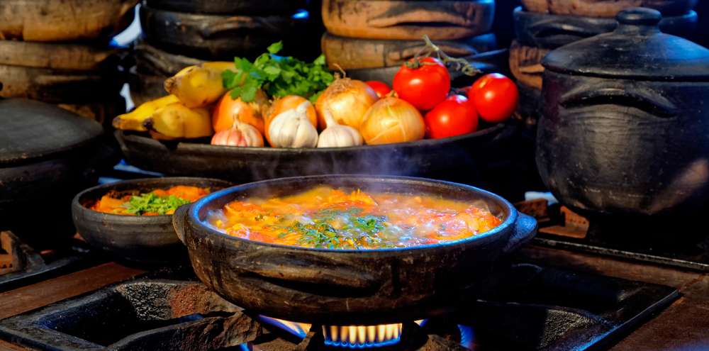 Deliciosa moqueca capixaba na panela de barro em Guarapari.
