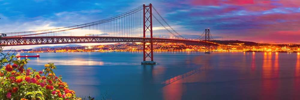 Cidade de Lisboa sobre o rio Tejo.