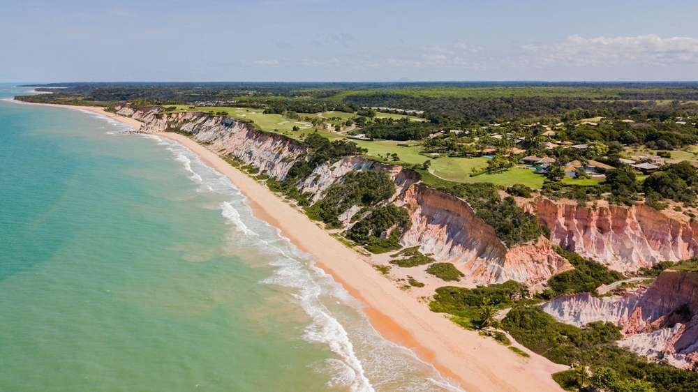 Arraial D'ajuda - Vista aérea da praia do Taipe - Praia em Arraial D'ajuda, Bahia.