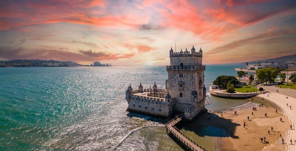 Vista aérea da Torre de Belém ao pôr do sol, Lisboa, Portugal no rio Tejo.