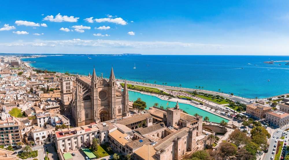 Vista aérea de La Seu, a catedral medieval gótica de Palma de Maiorca em Espanha.