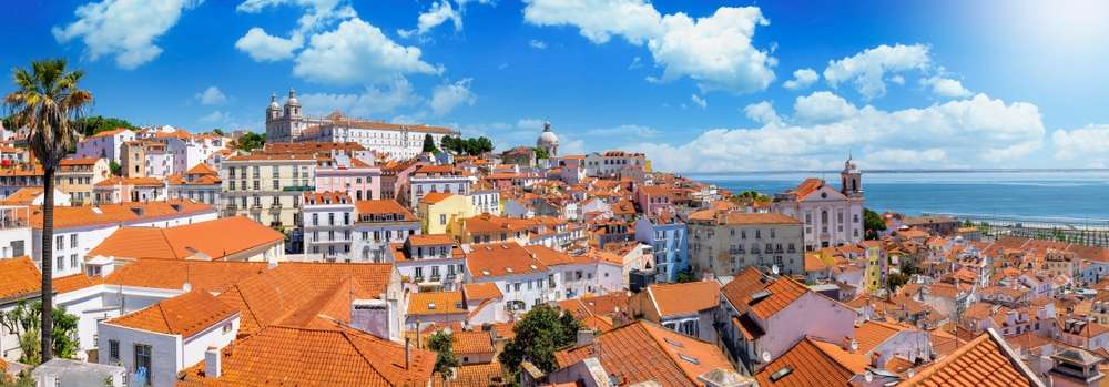 Vista panorâmica do belo horizonte de Lisboa, Portugal, com telhados vermelhos, no bairro de Alfama durante um dia ensolarado.
