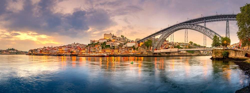  Cidade velha do Porto no rio Douro, Portugal