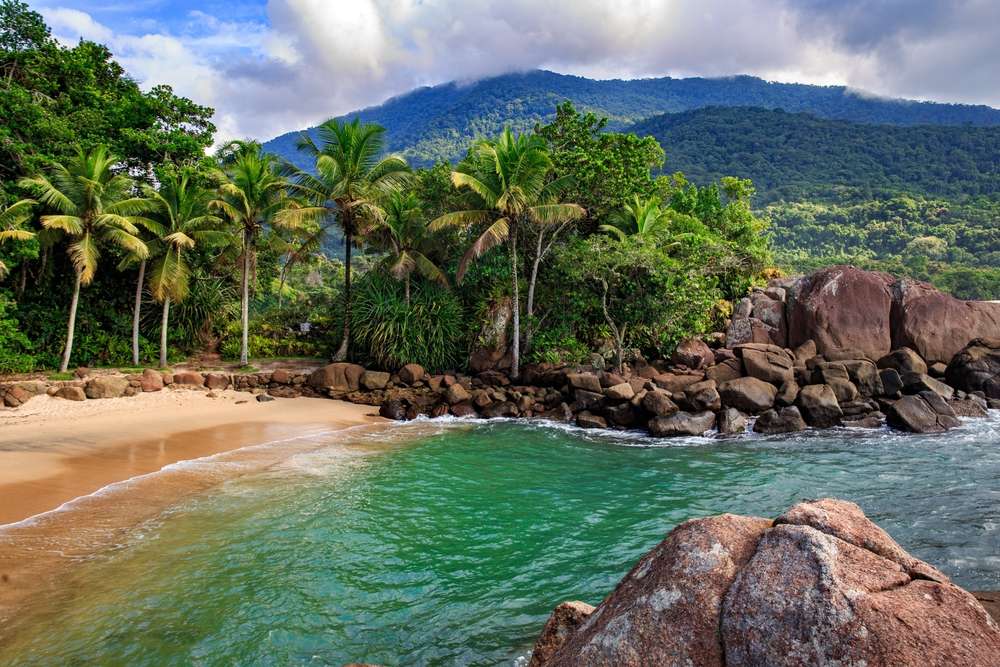 Praia do Português em Ubatuba, São Paulo, Brasil.
