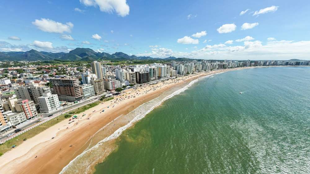 Imagem aérea da Praia do Morro em Guarapari em uma manhã ensolarada de Carnaval no Espírito Santo, Brasil.