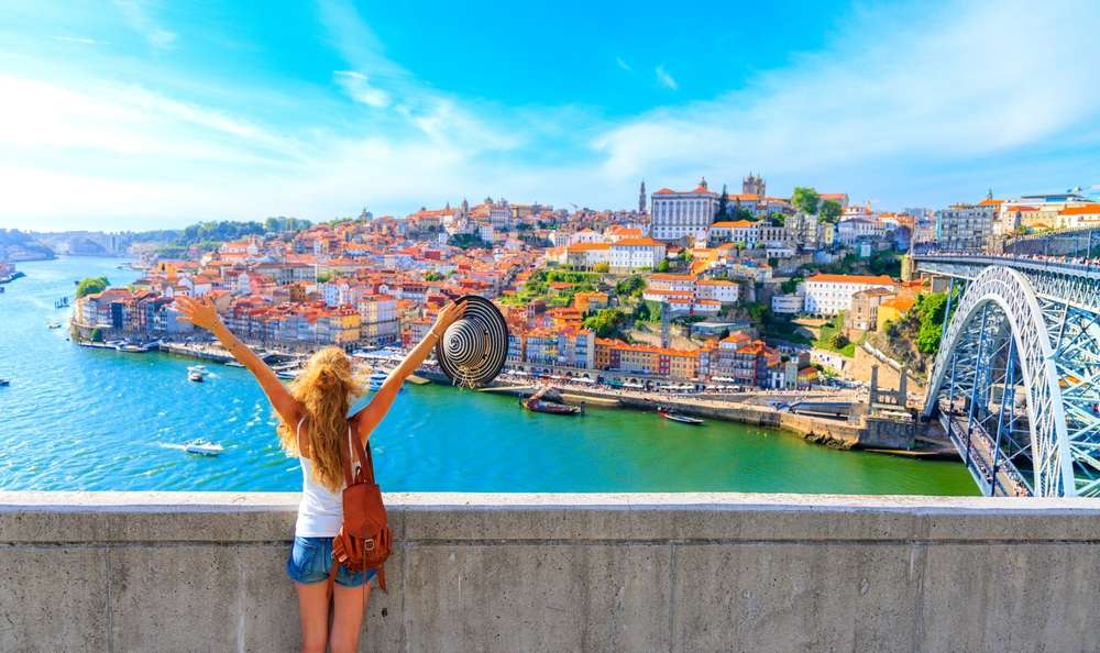Vista panorâmica da paisagem urbana do Porto, Portugal.