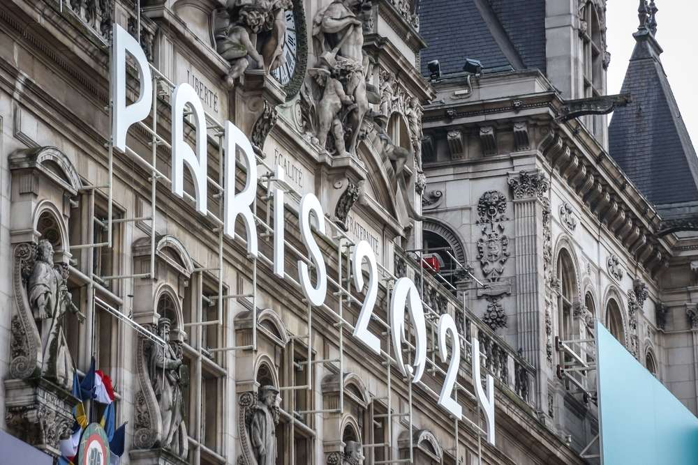 Fachada da Câmara Municipal de Paris com revestimento sobre os Jogos Olímpicos de Paris 2024