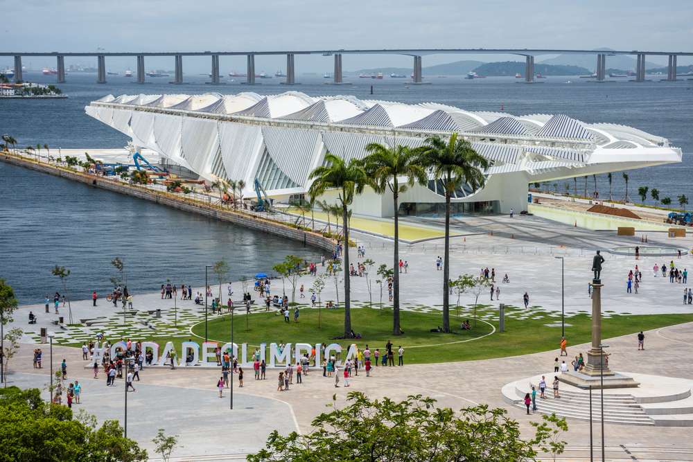 Praça Mauá e o novo Museu do Amanhã vistos do terraço do MAR (Museu de Arte do Rio) no Rio de Janeiro, Brasil