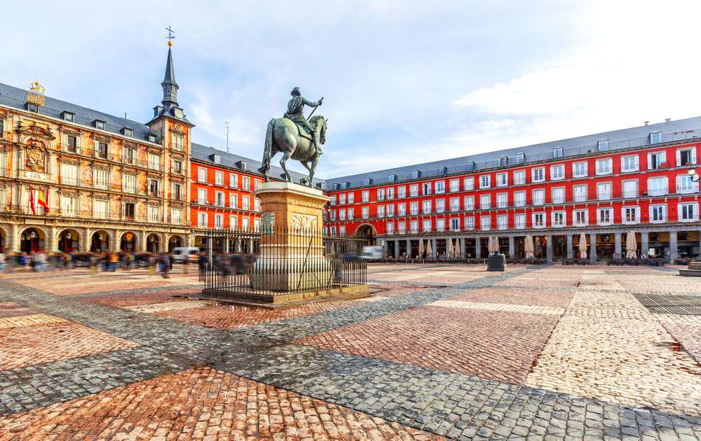 Plaza Mayor com estátua do rei Philips III em Madri, Espanha.