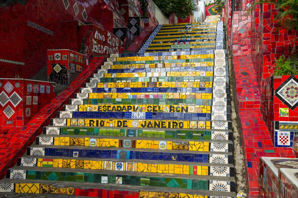 Rara vista vazia de azulejos coloridos na Escadaria Selarón