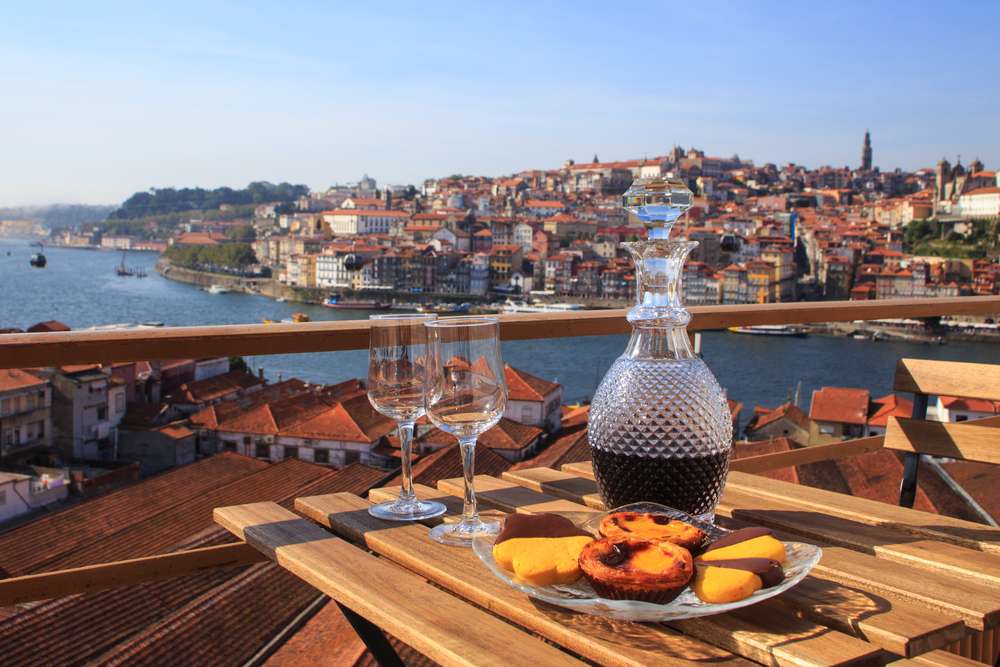 Mesa com vista uma vista maravilhosa sobre o rio no Porto, Portugal.
