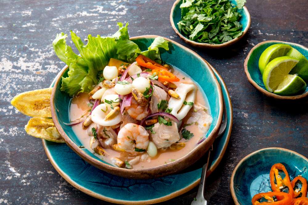 Frutos do mar peruanos e ceviche com milho. Lima, Peru.