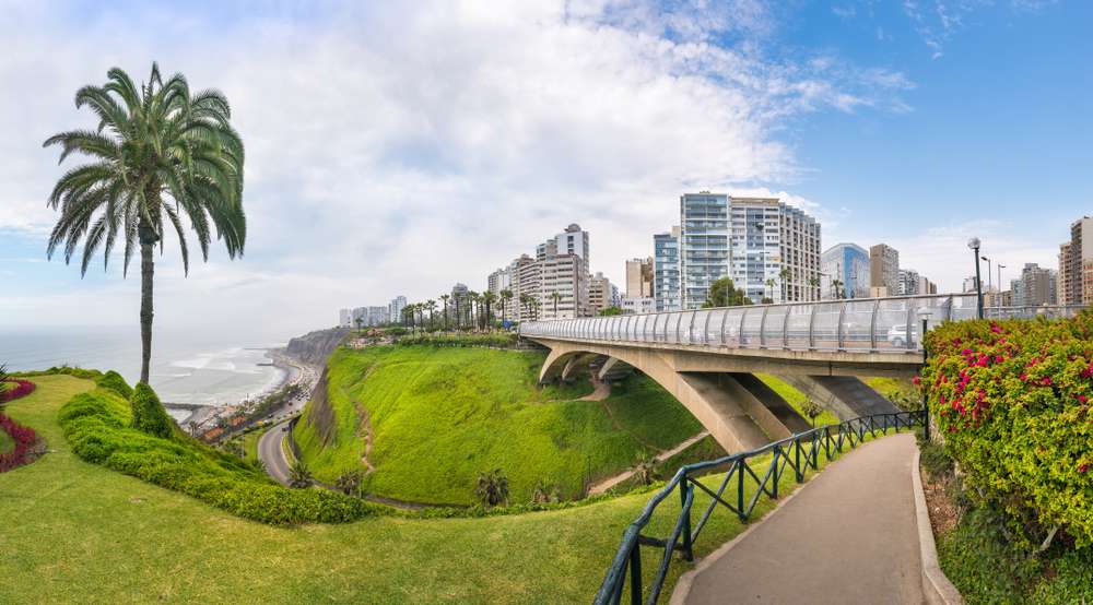Vista panorâmica do bairro de Miraflores com a ponte Villena Rey ao lado, em Lima, Peru.