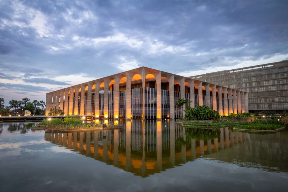 Palácio do Itamaraty iluminado à noite - Brasília, Distrito Federal, Brasil