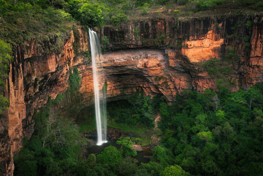 Cachoeira do Véu de Noiva no Parque Nacional da Chapada dos Guimarães, Mato Grosso, Brasil.