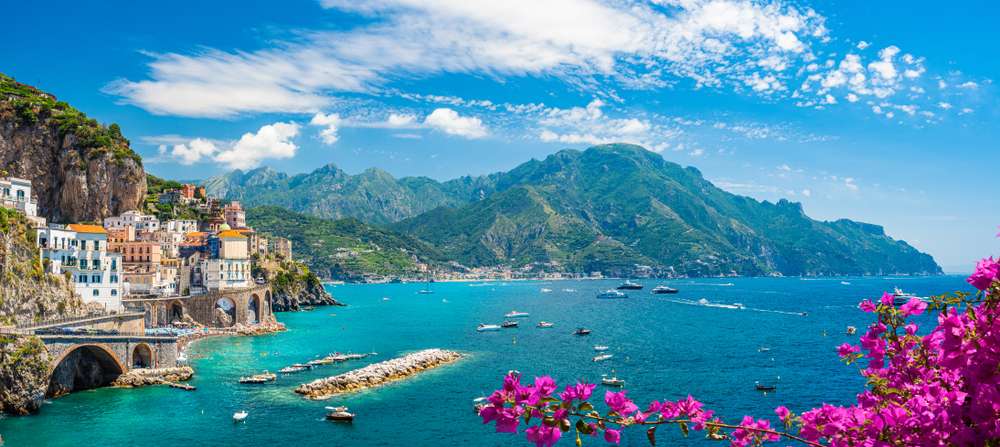 Paisagem com a cidade de Atrani na famosa costa amalfitana, Itália.