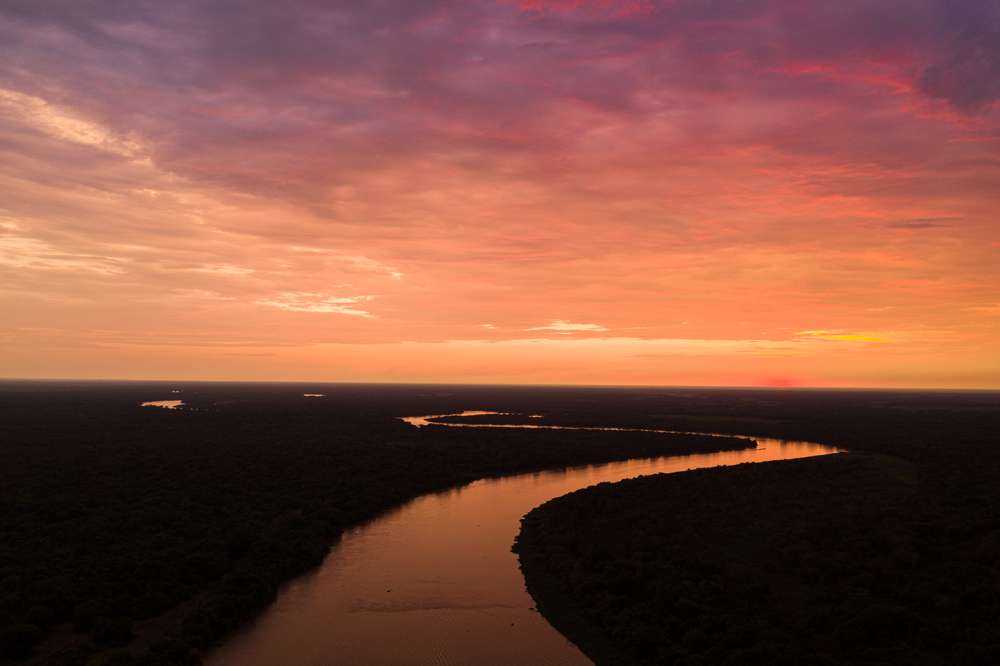 Reflexo do pôr do sol sobre o rio Cuiabá, Pantanal, Brasil.