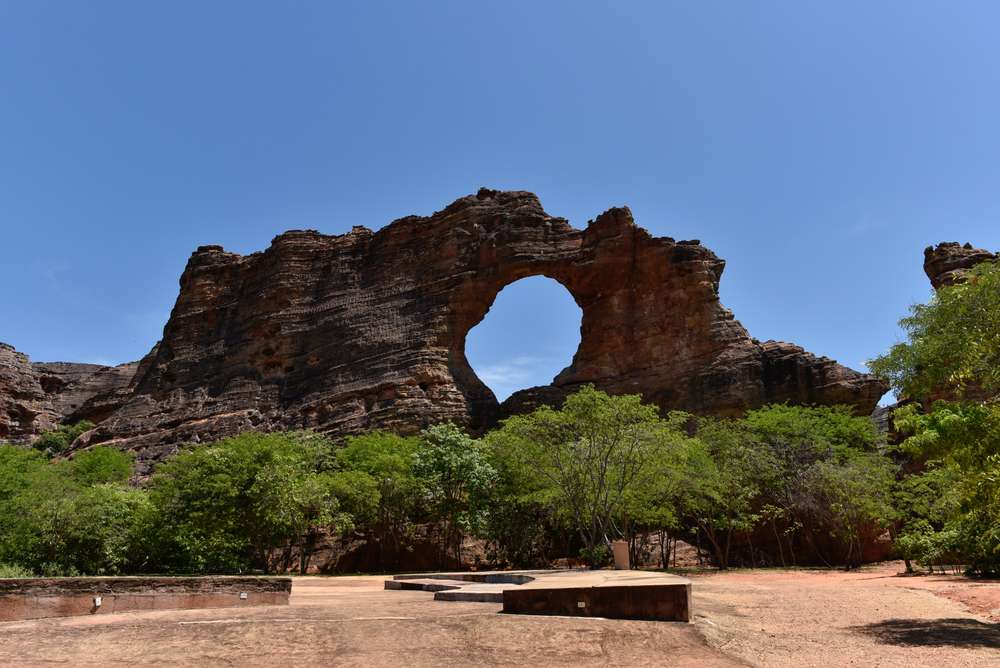 Vista para a paisagem no Parque Nacional da Serra da Capivara, Piauí - Brasil.