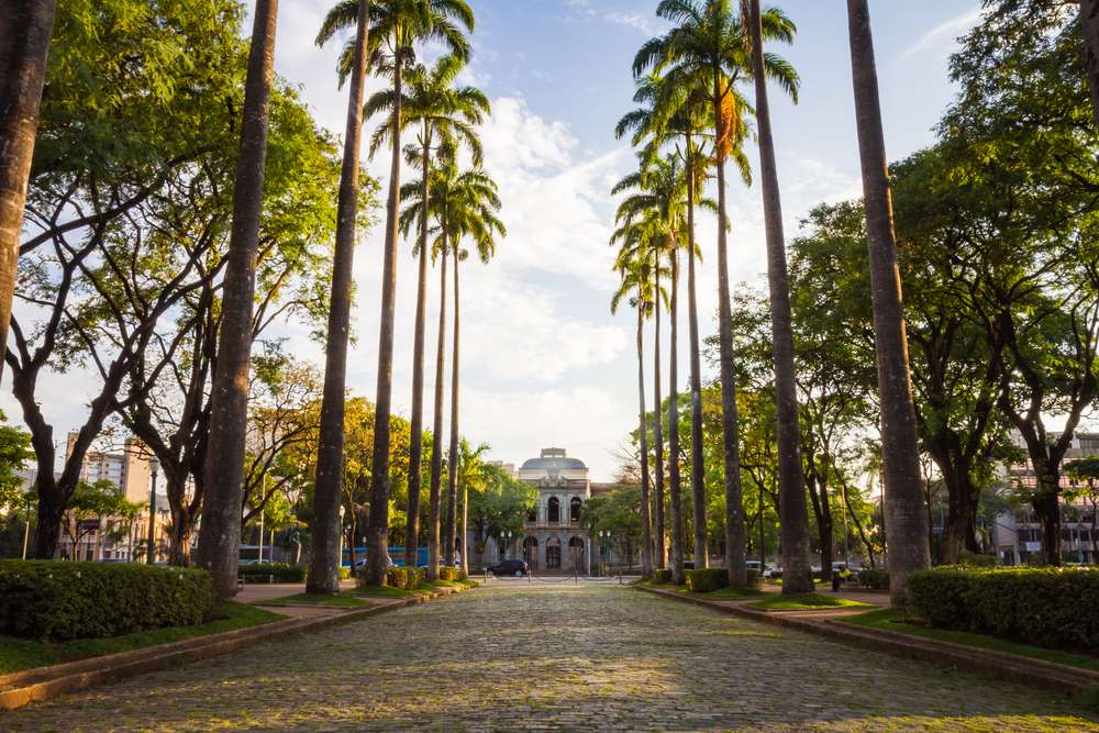 Praça da Liberdade alameda com o Palácio do Governo no fundo, Belo Horizonte, Brasil.