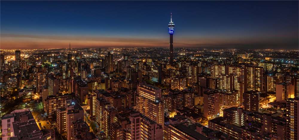 O subúrbio residencial de Hillbrow visto de vários locais em Joanesburgo.