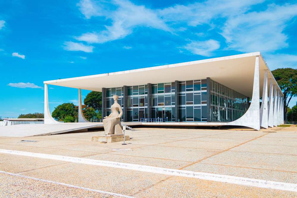 Vista ampla da fachada do Supremo Tribunal Federal, localizada em Brasília.