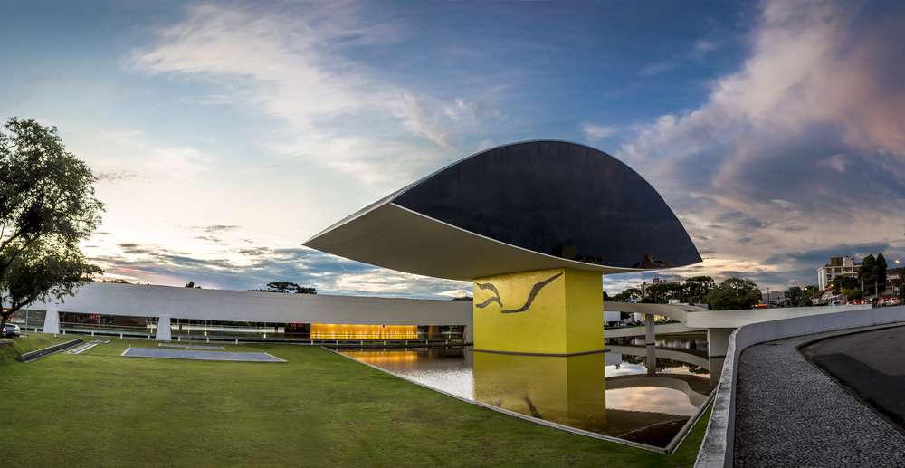Panorama do Museu Oscar Niemeyer em Curitiba, PR, Brasil.