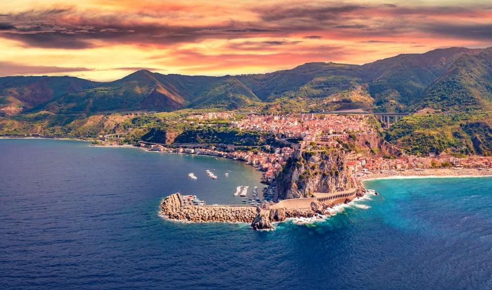 Nascer do sol fantástico em Reggio Calabria, Itália, Europa.
