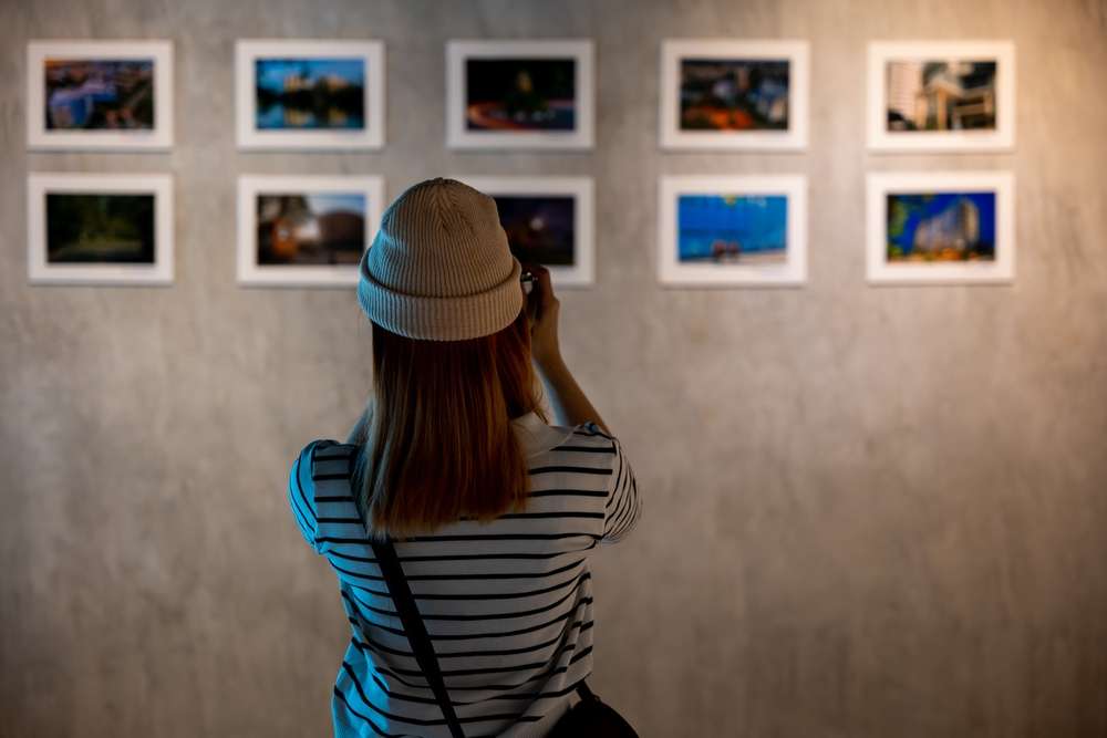 Foto da coleção da galeria de arte na frente quadros.