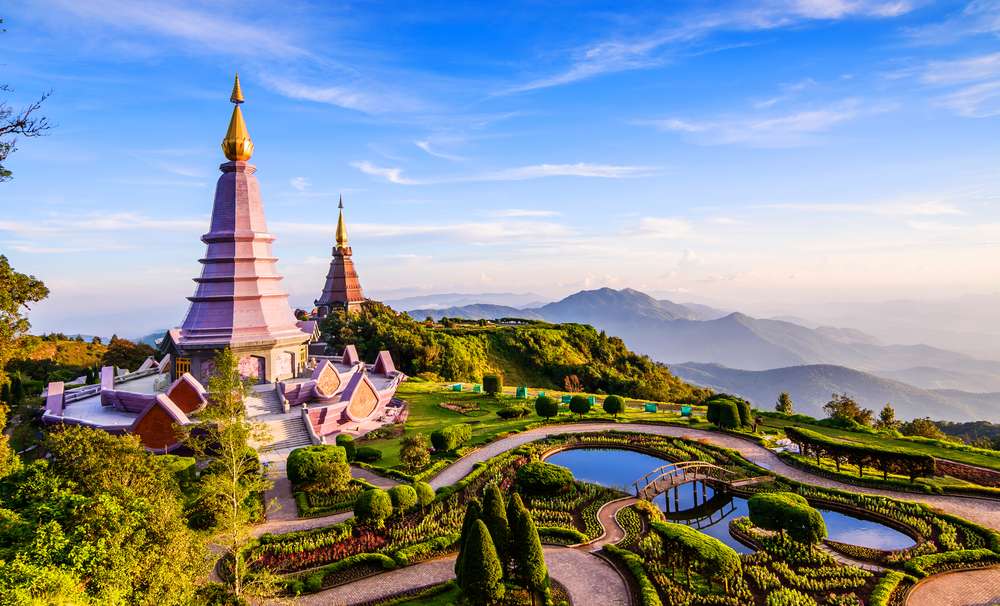 Paisagem de dois pagodes no topo da montanha Inthanon, Chiang Mai, Tailândia. Tailândia e Singapura.