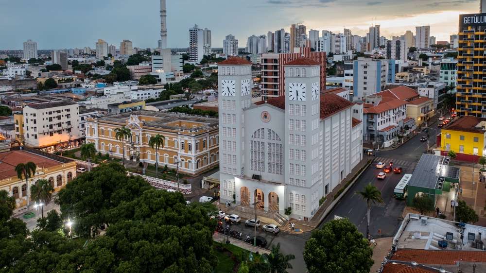 Vista aérea e panorâmica da cidade de Cuiabá no Mato Grosso e da igreja de Bom Despacho e Bom Jesus.