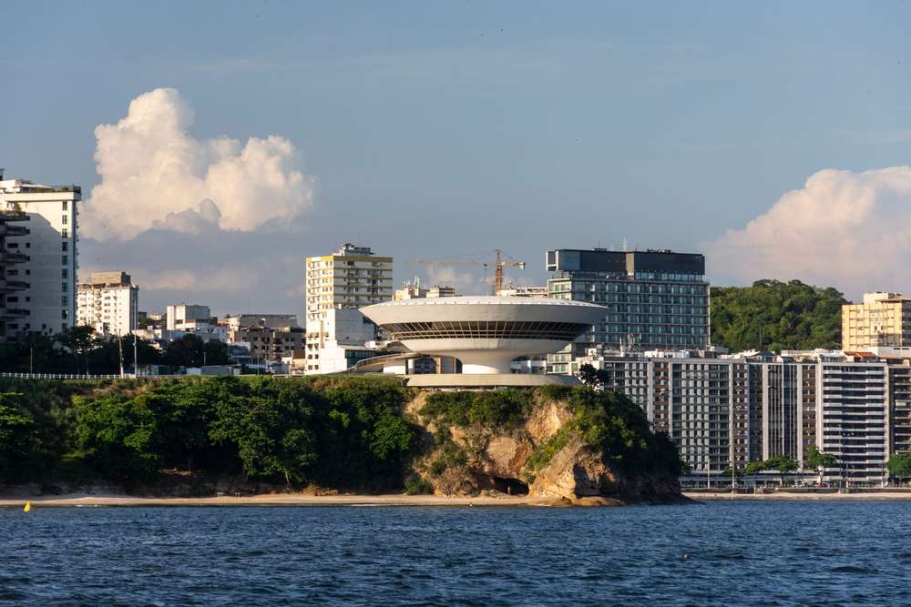 Bela vista para o edifício do museu de arquitetura moderna branca em Niterói, Rio de Janeiro, Brasil