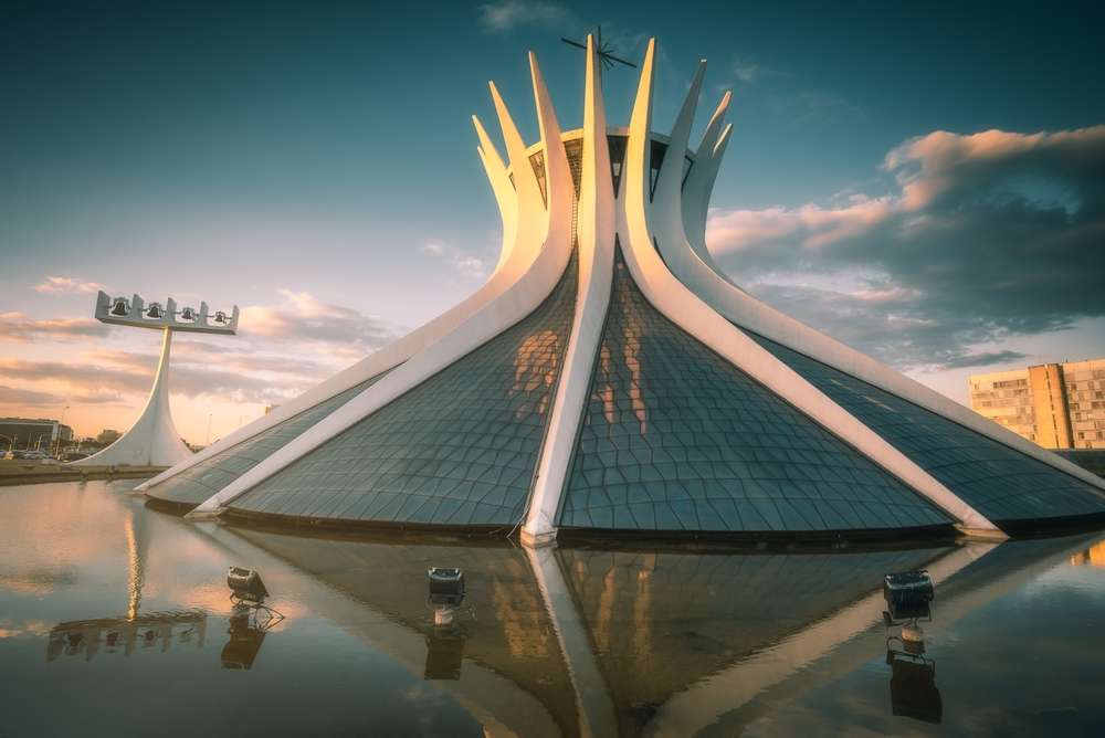 Catedral de Brasília iluminada pela luz de um dia tardio. Uma obra-prima do arquiteto brasileiro Oscar Niemeyer.