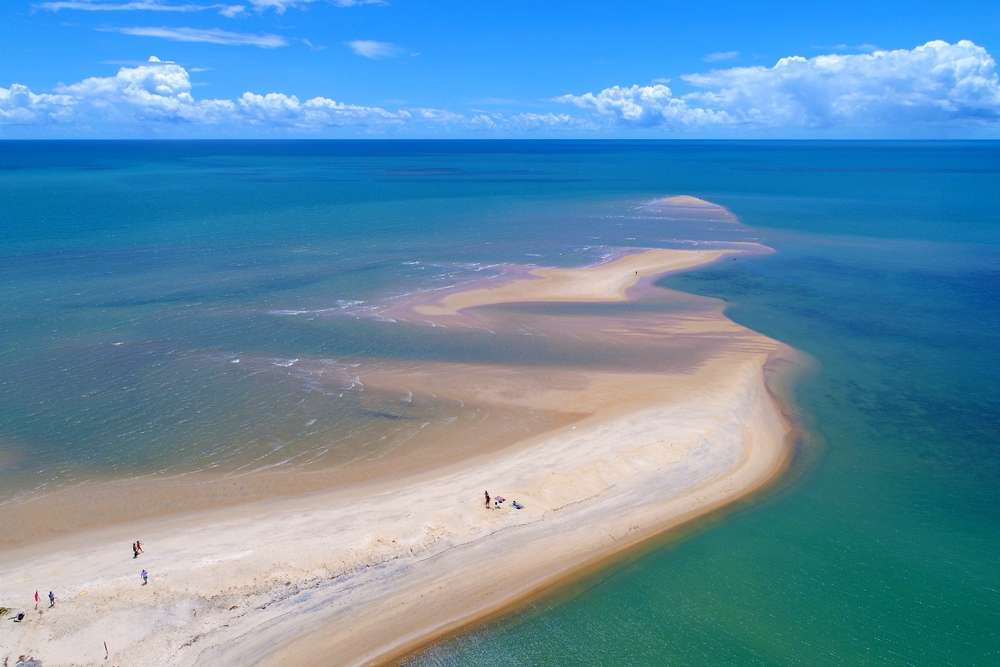 Praia tropical de Corumbau: cenário de verão na Bahia, Brasil.