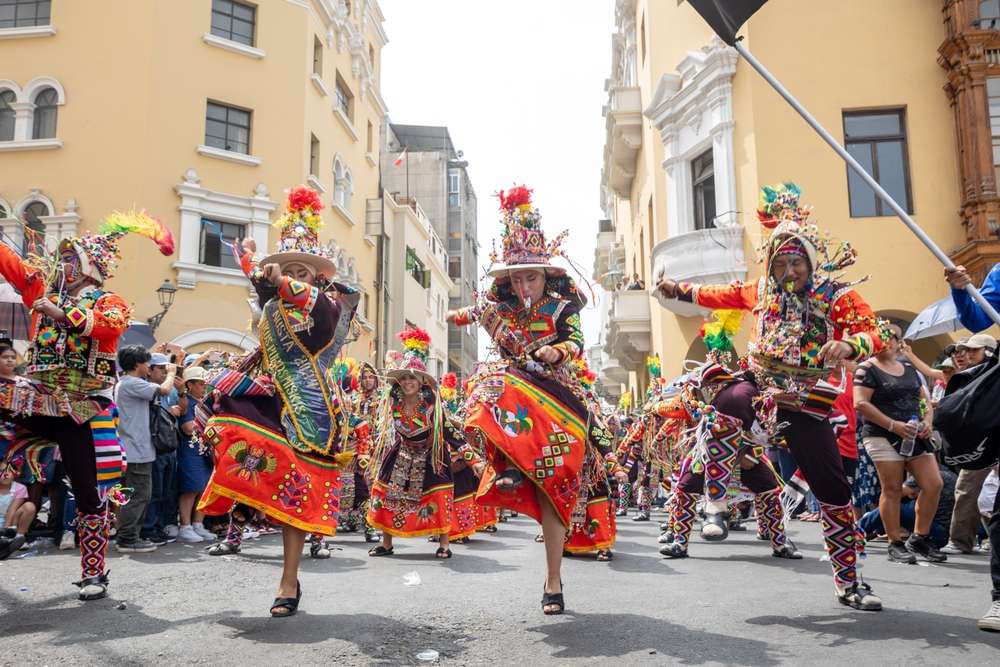 Tinkus no desfile da festa da virgem da Candelária na praça principal de Lima. Lima, Peru.