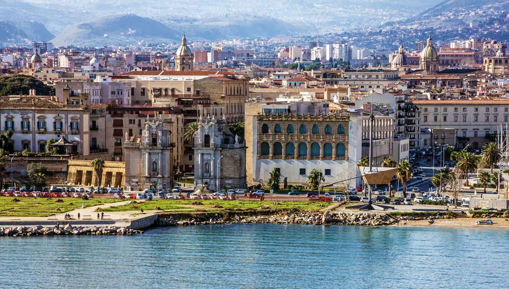 Palermo, Sicília, Itália. Vista à beira-mar