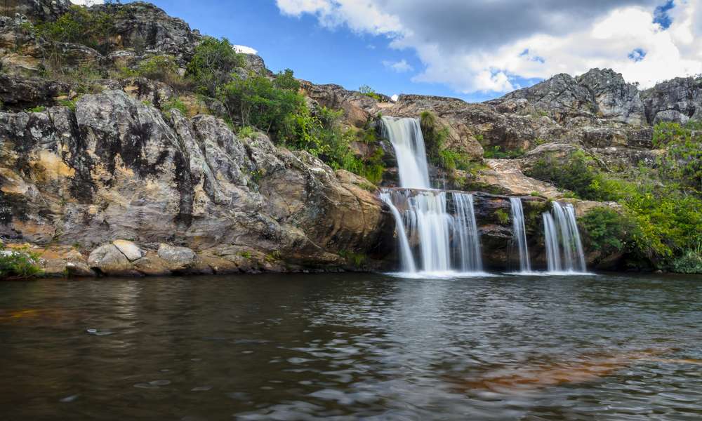 Cachoeira Biribiri cristalina em Diamantina , Brasil
