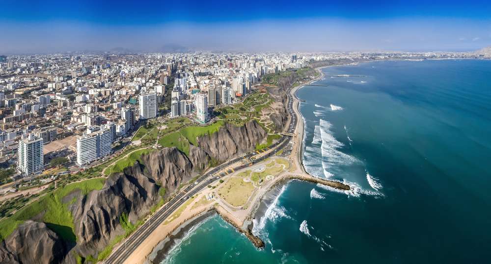 Vista aérea da cidade de Miraflores, do penhasco e da Costa Verde. Lima, Peru.