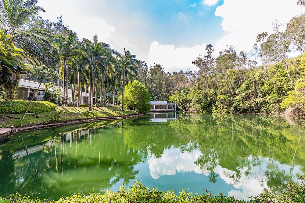 Vista dos Jardins Inhotim e lago. Brumadinho, Minas Gerais, Brasil.