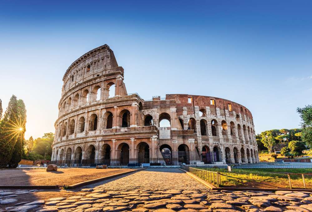 Roma, Itália. O Coliseu ou Coliseu ao nascer do sol.