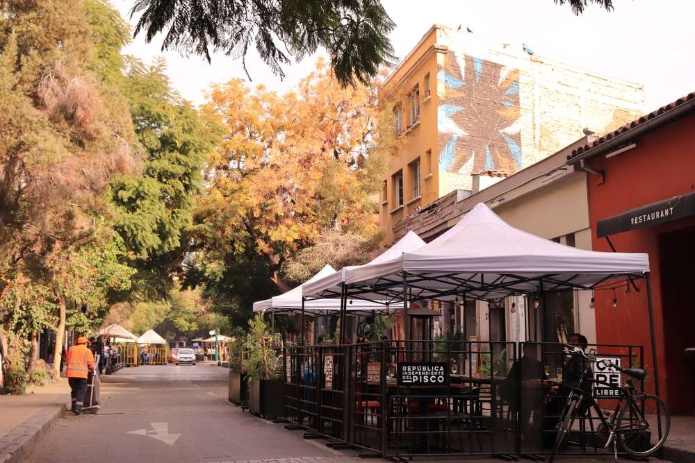 Lastarria, no centro da cidade Santiago, Chile, um lugar conhecido por seus restaurantes, bares e mercado de rua.