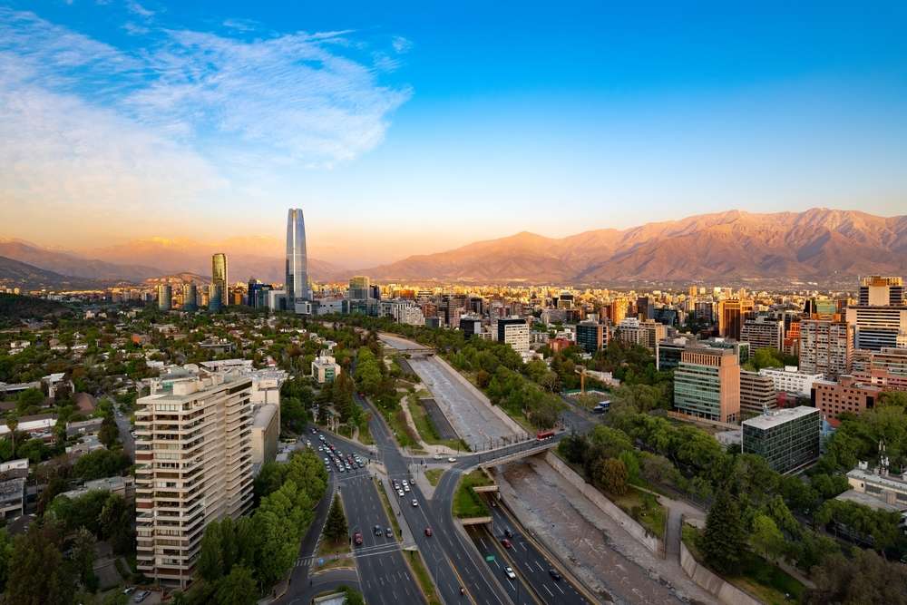 Vista panorâmica de Santiago, Chile com a Cordilheira dos Andes.