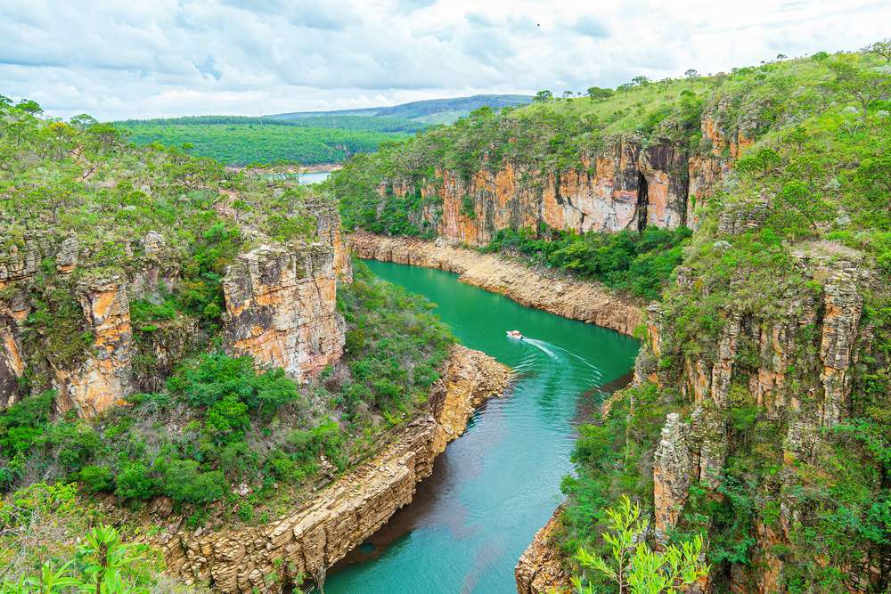 Barco turístico navegando entre os Canyons de Furnas, Capitólio.