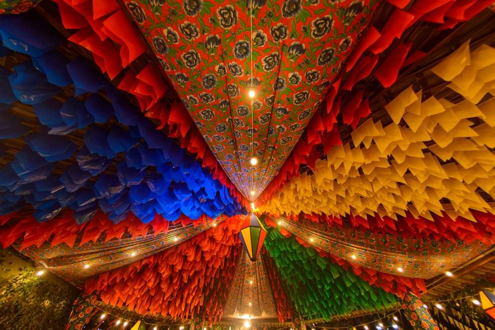 Bandeiras coloridas e balão decorativo para a festa de São João.