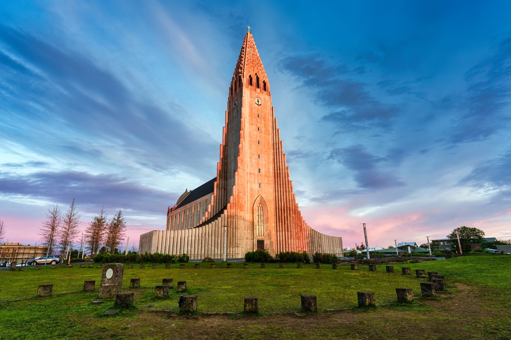 Igreja paroquial luterana é a maior igreja no centro de Reykjavik no verão da Islândia.